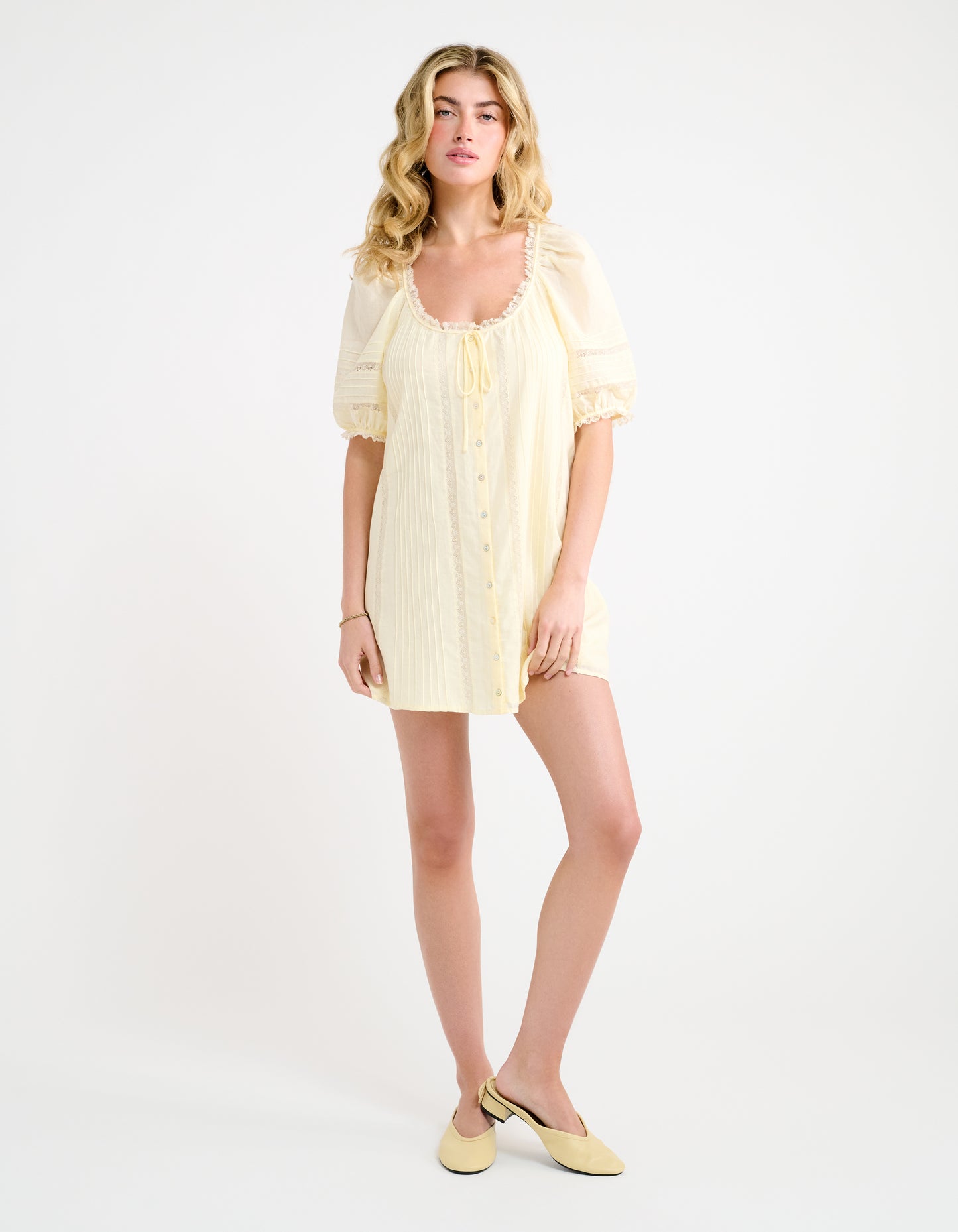 Lace trim round neck and bow string at center chest