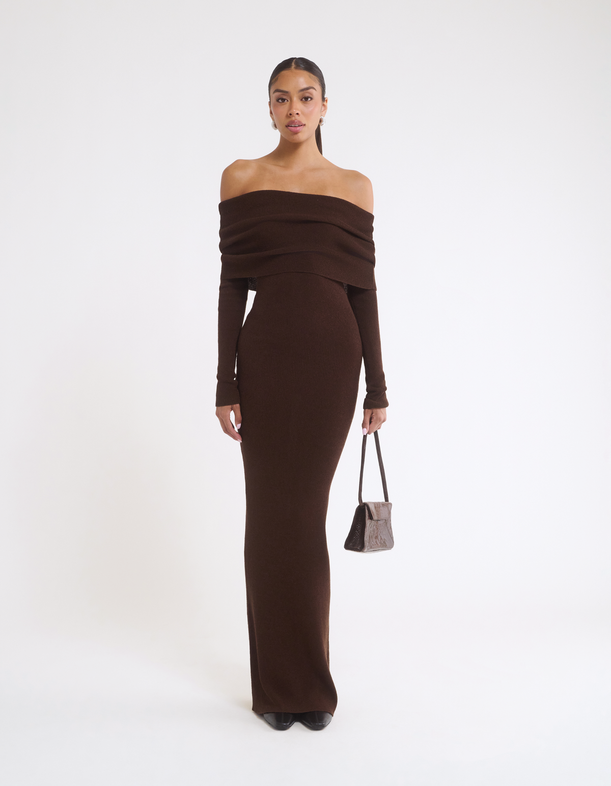 Lightweight slub knit
Off the shoulder neckline
Long sleeve Maxi Dress in Dark Brown