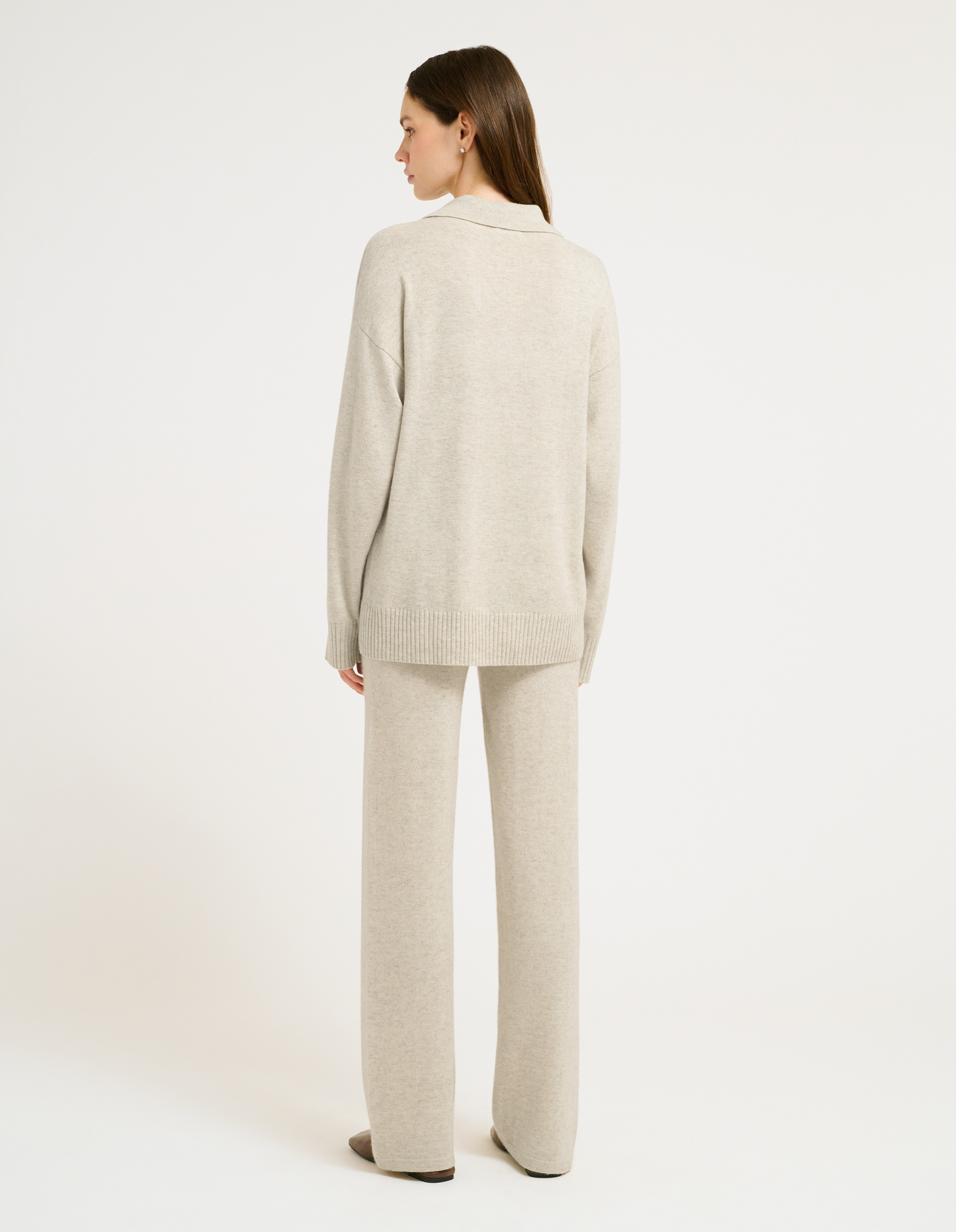 Sweater knit
Henley collar neckline
Dropped shoulder
Baggy fit Sweater