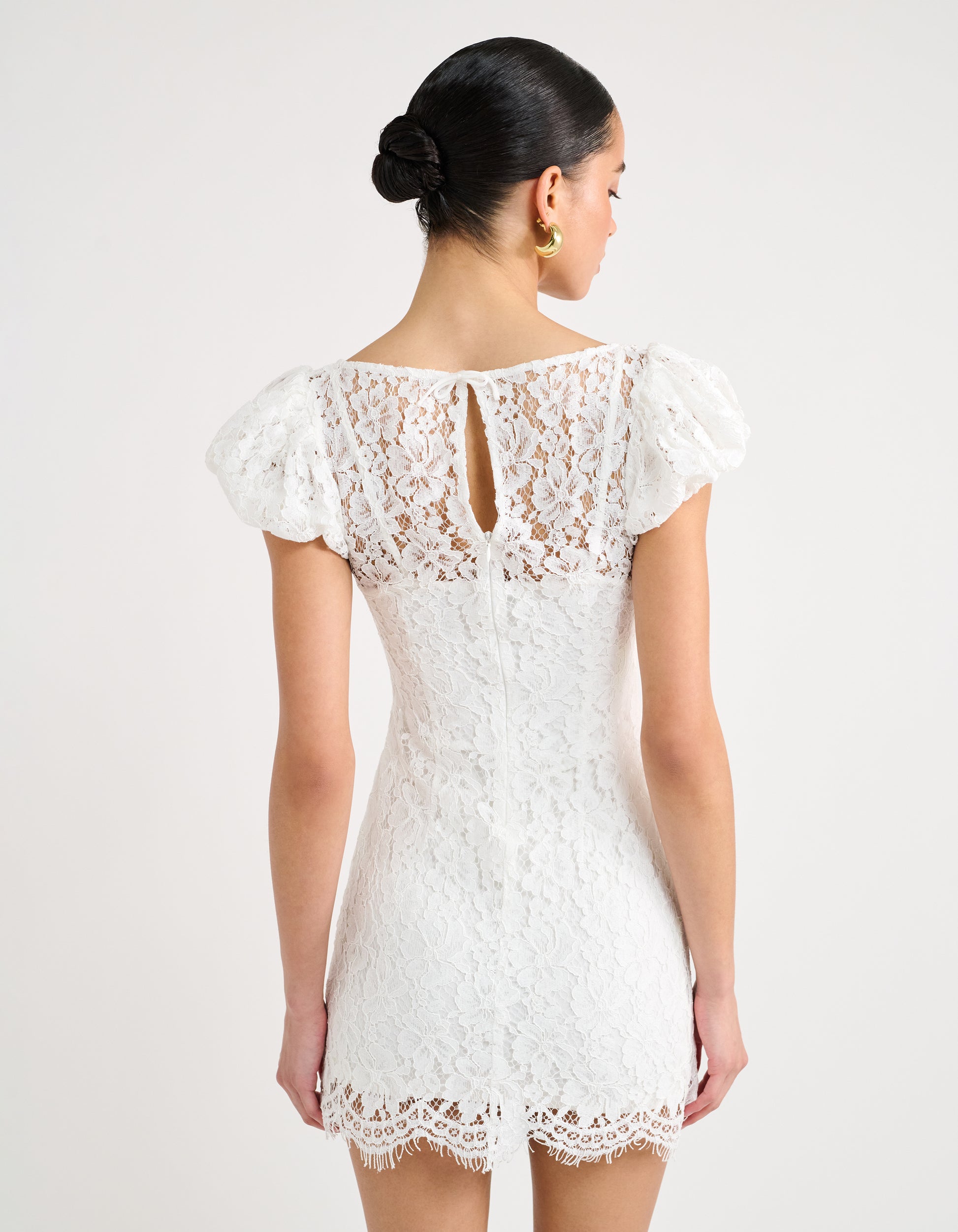 Invisible Zipper back with bow button closure