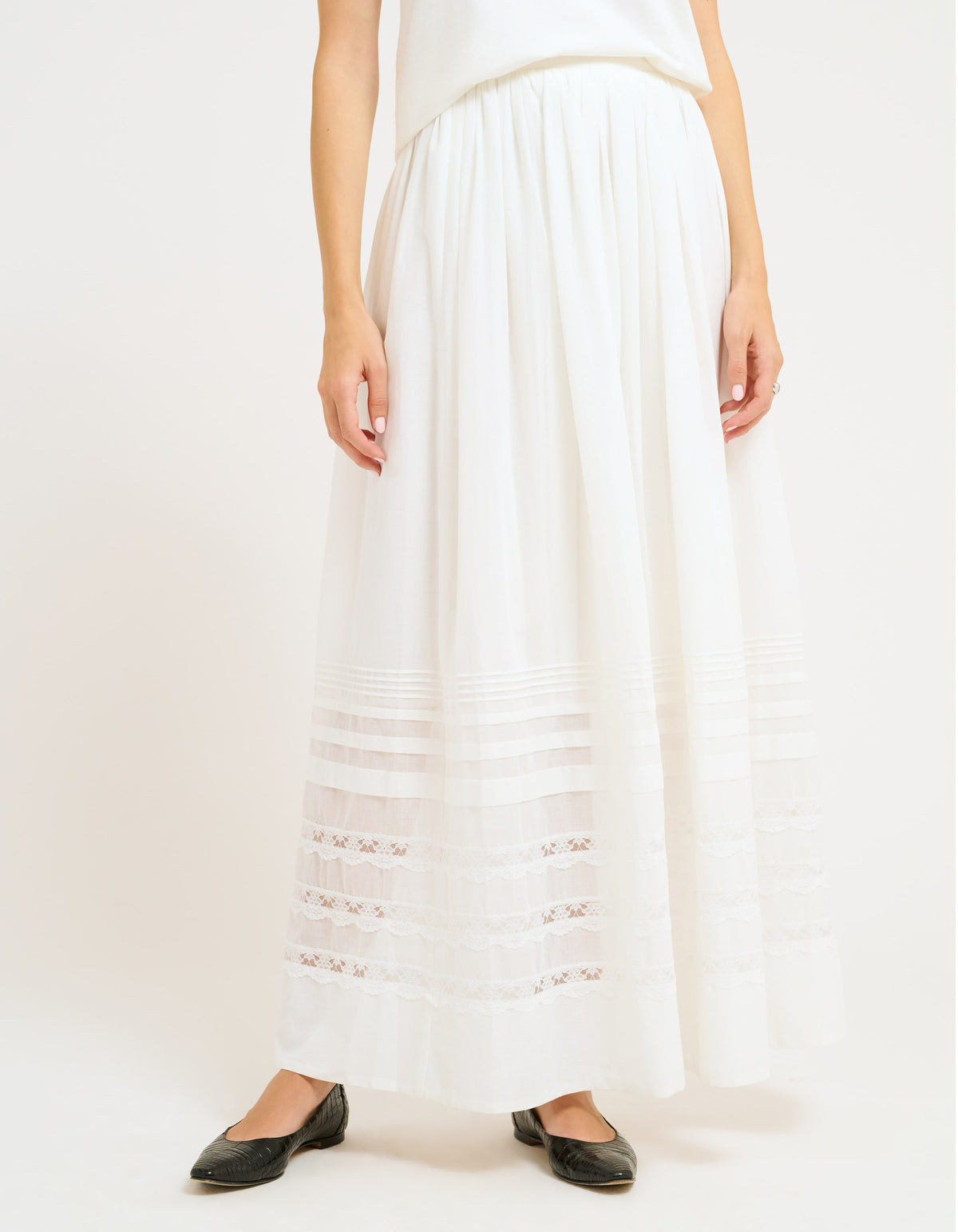 Maxi Skirt with airy cotton voile with pintuck and lace detailing below the knee.
Fully lined